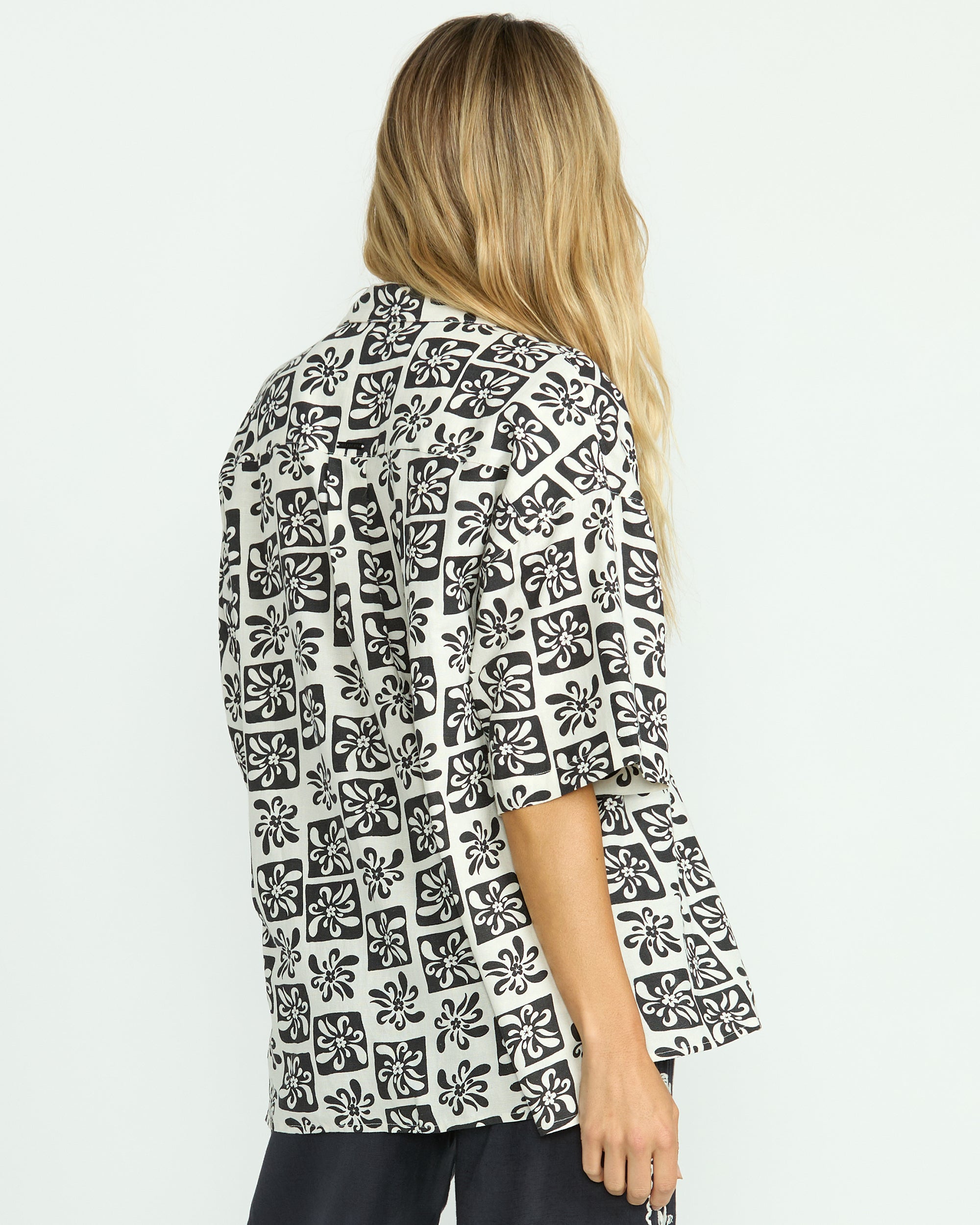 Beach Side Printed Short Sleeve Shirt - Black Sands - Image 5